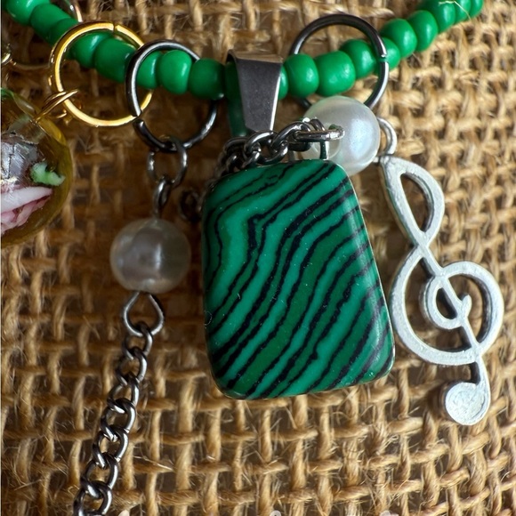 Alquimia Green and Silver Necklace with Malachite and Treble Clef - Picture 5 of 7